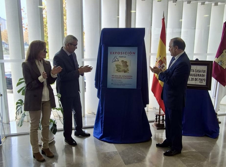 La FEMPCLM celebra su 40º aniversario con una exposición que repasa cuatro décadas de compromiso con los municipios