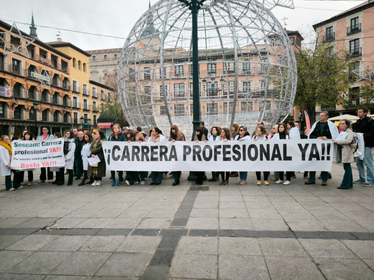 Los profesionales sanitarios se han manifestado para reclamar la recuperación de la carrera profesional y  denunciar los recortes