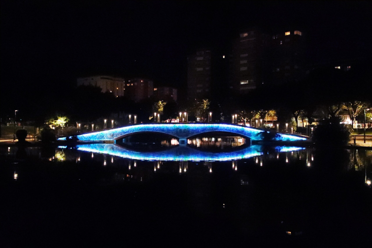 Los puentes del parque de la Alameda se tiñen de rosa y azul por el Día Internacional de la Muerte Perinatal