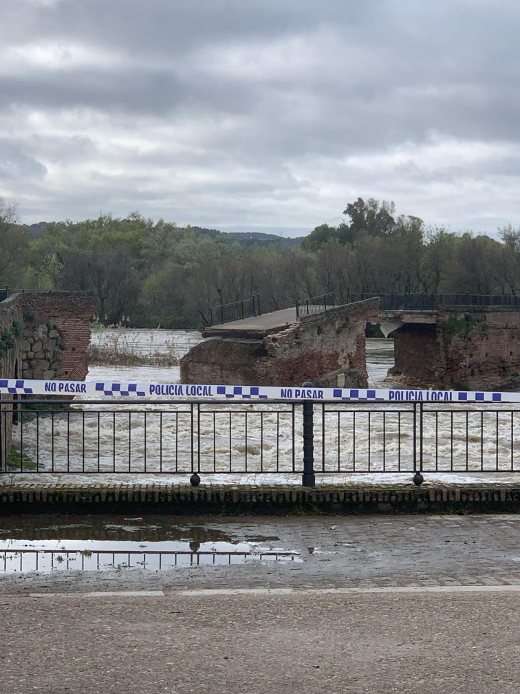 El puente Romano pierde parte de su estructura por la crecida del Tajo