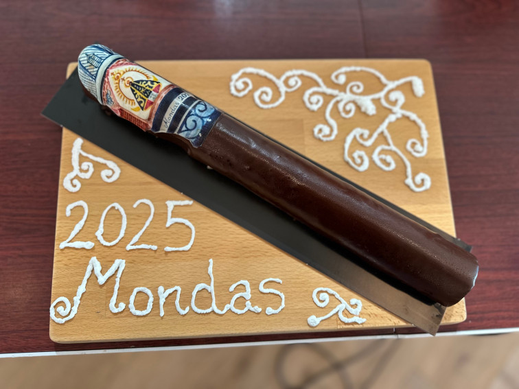 El Corte Inglés presenta el bastón dulce de Mondas: bizcocho de almendra, trufa y chocolate