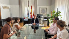 El alcalde se reúne con la familia de ‘Súper Huguete’, un niño ejemplo de lucha contra la leucemia